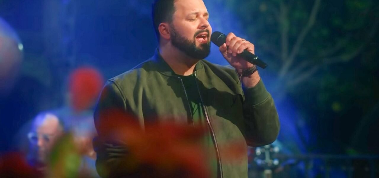 O cantor e compositor Klebson Kollins apresenta ao público a quarta faixa do projeto RESPIRAR, intitulada “Sonhos”, lançada pela gravadora Brasas Music. A canção traz uma mensagem profunda de esperança e confiança em Deus, que é fiel para cumprir Suas promessas e nos garantir um futuro cheio de paz. Com uma sonoridade envolvente e letra inspiradora, “Sonhos” reflete os conceitos que marcaram a origem do artista e sua conexão com a cidade natal. A música convida os ouvintes a permanecerem firmes, mesmo diante das adversidades, acreditando que Deus é capaz de realizar sonhos que vão além das nossas expectativas. “Essa canção é um lembrete de que, mesmo quando tudo parece incerto, existe um Deus que prometeu cuidar de nós e nos dar esperança. Eu quero que as pessoas sintam essa confiança enquanto ouvem ‘Sonhos’”, declara Klebson Kollins. “Sonhos” já está disponível em todas as plataformas digitais, e o videoclipe pode ser conferido no canal oficial de Klebson Kollins no YouTube. Sobre o Projeto RESPIRAR RESPIRAR é um projeto que reflete a essência de Klebson, explorando temas como fé, resiliência e o encontro com Deus em momentos de fragilidade. Cada faixa é uma nova experiência, desenhando um mosaico musical que fala diretamente a alma. Ouça nas plataformas digitais https://bfan.link/sonhos-9 Assista ao clipe: https://youtu.be/nJf1UEVrxZ8 Siga Klebson Kollins https://www.instagram.com/klebsonkollins Acompanhe também o Brasas Music https://instagram.com/brasasmusic https://tiktok.com/@brasasmusic https://youtube.com/@BrasasMusic Comunicação e Imprensa: Agência Infinit https://instagram.com/agenciainfinit/