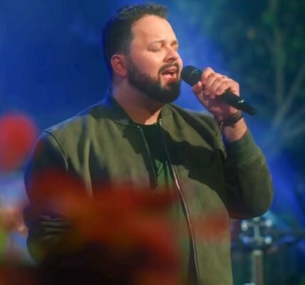 O cantor e compositor Klebson Kollins apresenta ao público a quarta faixa do projeto RESPIRAR, intitulada “Sonhos”, lançada pela gravadora Brasas Music. A canção traz uma mensagem profunda de esperança e confiança em Deus, que é fiel para cumprir Suas promessas e nos garantir um futuro cheio de paz. Com uma sonoridade envolvente e letra inspiradora, “Sonhos” reflete os conceitos que marcaram a origem do artista e sua conexão com a cidade natal. A música convida os ouvintes a permanecerem firmes, mesmo diante das adversidades, acreditando que Deus é capaz de realizar sonhos que vão além das nossas expectativas. “Essa canção é um lembrete de que, mesmo quando tudo parece incerto, existe um Deus que prometeu cuidar de nós e nos dar esperança. Eu quero que as pessoas sintam essa confiança enquanto ouvem ‘Sonhos’”, declara Klebson Kollins. “Sonhos” já está disponível em todas as plataformas digitais, e o videoclipe pode ser conferido no canal oficial de Klebson Kollins no YouTube. Sobre o Projeto RESPIRAR RESPIRAR é um projeto que reflete a essência de Klebson, explorando temas como fé, resiliência e o encontro com Deus em momentos de fragilidade. Cada faixa é uma nova experiência, desenhando um mosaico musical que fala diretamente a alma. Ouça nas plataformas digitais https://bfan.link/sonhos-9 Assista ao clipe: https://youtu.be/nJf1UEVrxZ8 Siga Klebson Kollins https://www.instagram.com/klebsonkollins Acompanhe também o Brasas Music https://instagram.com/brasasmusic https://tiktok.com/@brasasmusic https://youtube.com/@BrasasMusic Comunicação e Imprensa: Agência Infinit https://instagram.com/agenciainfinit/